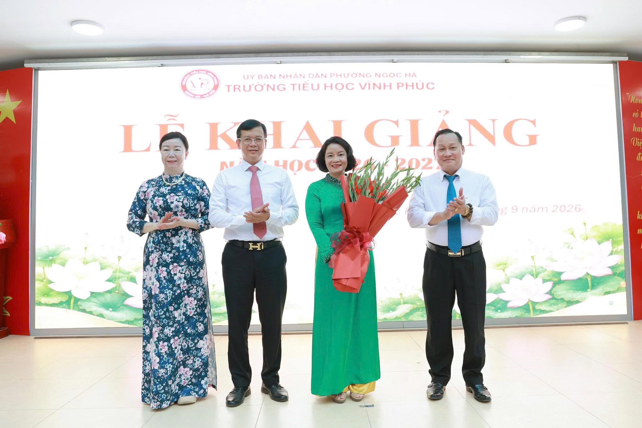 Có thể là hình ảnh về một hoặc nhiều người và văn bản cho biết 'UY BAN NHAN DAN PHƯƠNG NGOCI HA TRƯƠNG TIEU HỌC VINH PHUC KAIAI GIANG GI NG 4oC HI :9nam2026 9 ทลกา 2026'