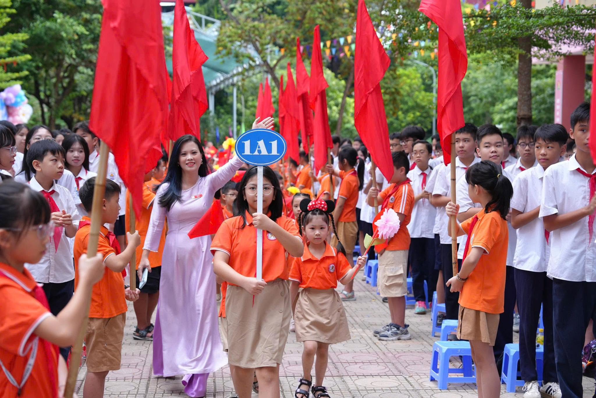Có thể là hình ảnh về một hoặc nhiều người và văn bản cho biết '1A1'