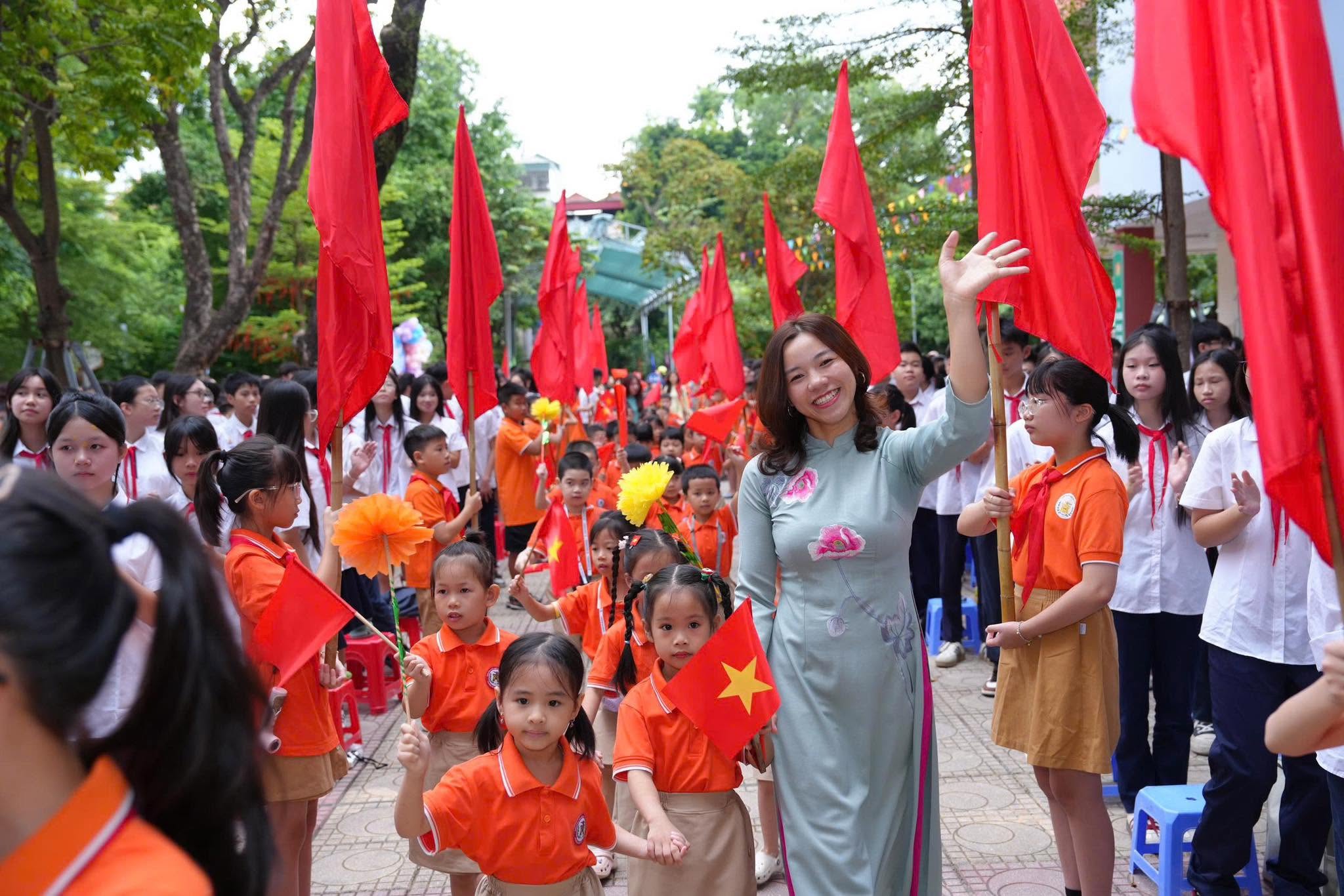 Có thể là hình ảnh về một hoặc nhiều người