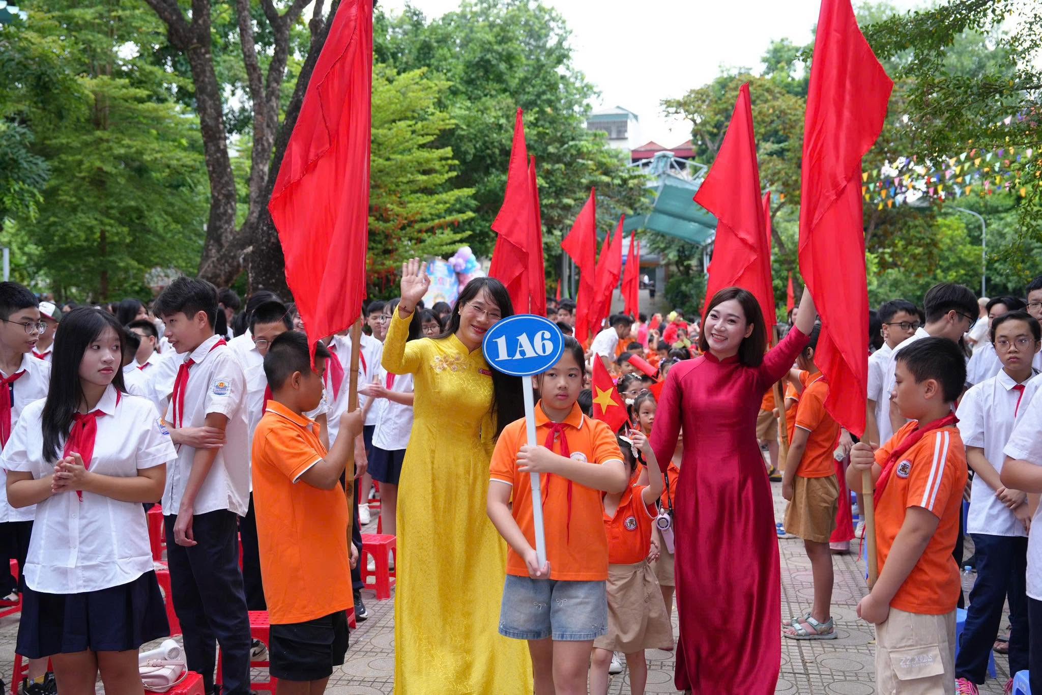 Có thể là hình ảnh về một hoặc nhiều người và văn bản cho biết '1A6'