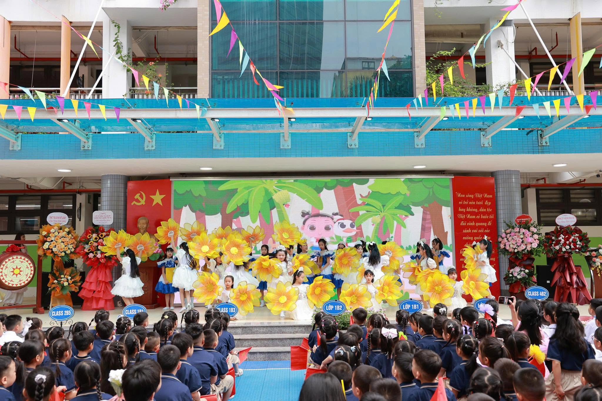 Có thể là hình ảnh về một hoặc nhiều người, đám đông và văn bản cho biết 'CLASS235 G CLASS UASS1 11 LP182 ሆዋ 182 LO181 CLASS 4Z'