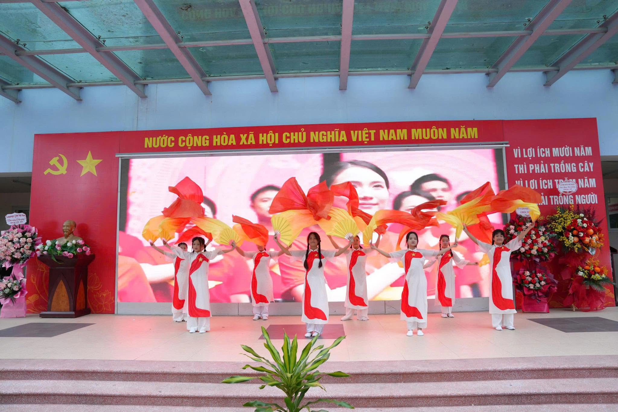 Có thể là hình ảnh về ‎đền thờ và ‎văn bản cho biết '‎NƯỚC CỘNG HÒA XÃ HỘI CHỦ NGHĨA VIỆTNAM NAM MUÔN NĂM VIỆT ま VÌLỢI İCH MƯỞI NĂM THÌ PHẢI TRỐNG CÂY ƠI İCH يحمع NĂM لذ TRỐNG NGƯỜI‎'‎‎