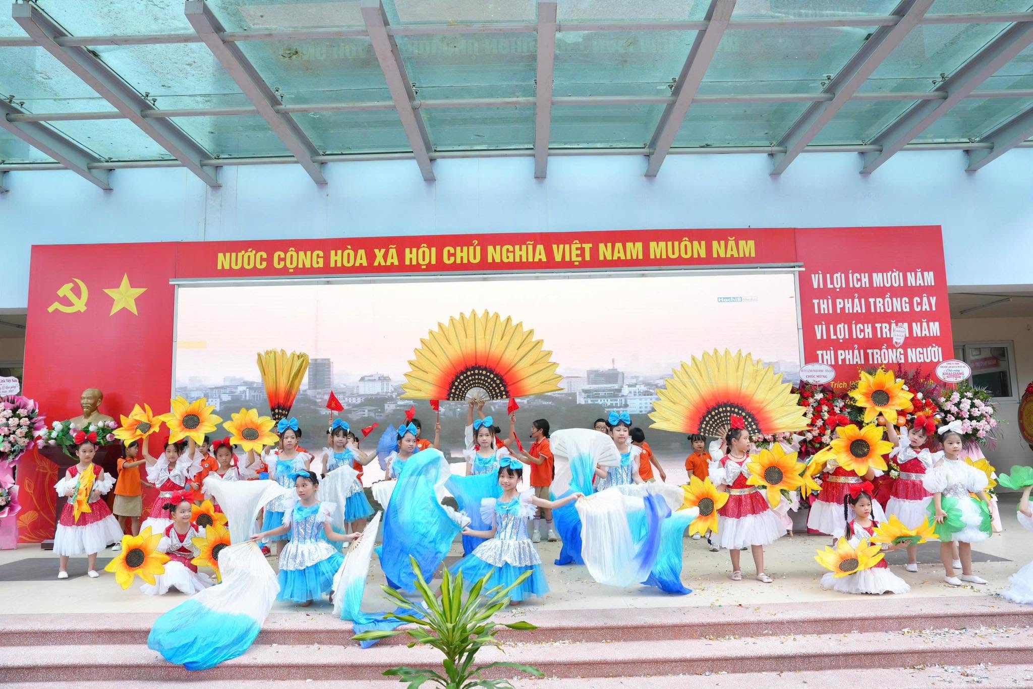 Có thể là hình ảnh về văn bản cho biết 'NƯỚC CÔNG HÒA XÃ HỘI CHỦ NGHĨA VIỆT NAM MUÔN NĂM Cmen VÌLỢI มีเ İCH MƯỜI NĂM THIPHAITRÓNGCAY THÌ PHẢI TRÓNG CÂY VÌ LỢI İCH NẮM THÌ PHÁI TRỐNG NGƯỜI'