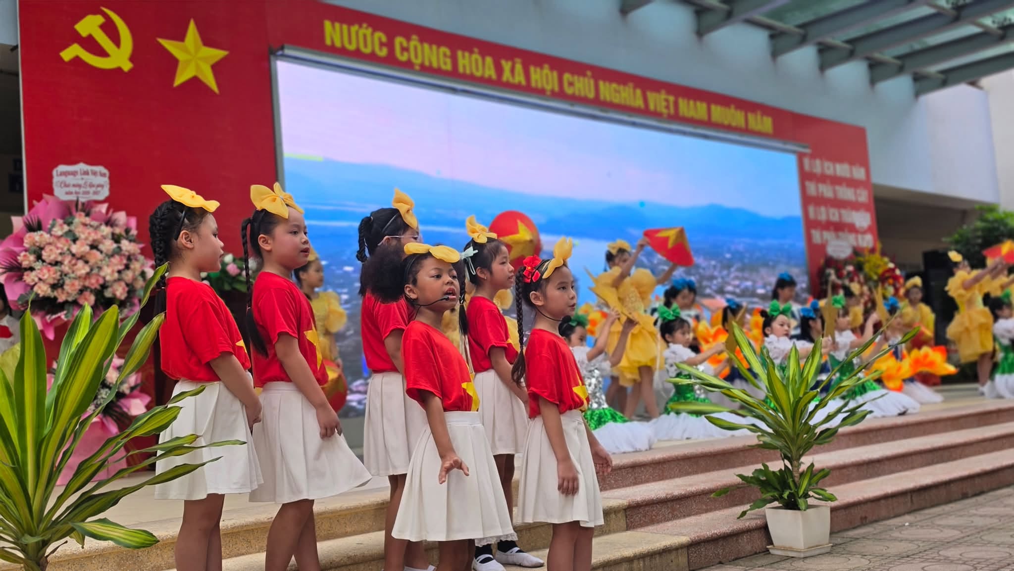 Có thể là hình ảnh về một hoặc nhiều người và văn bản cho biết 'NƯỚC CỘNG HỎA XÃ HỘI cHй NGHĨA 面 DETNAM 00'