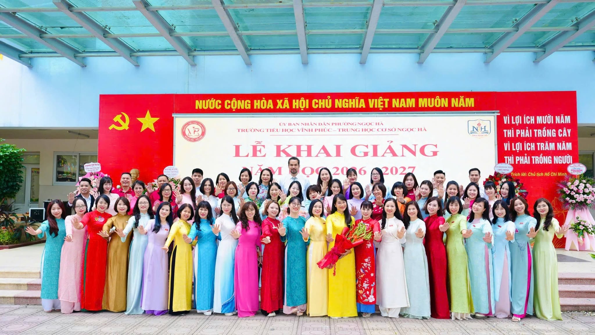 Có thể là hình ảnh về một hoặc nhiều người và văn bản cho biết 'NƯỚC CỘNG HÒA XÃ HỘI CHỦ NGHIA VIỆT NAM MUÔN NĂM EN TRI LONGT TIEU DÂN ONE NOUK coc NIEPHÚC -TR HỤ OSO NECO HÀ LỄ KH GIÁNG NH VILỢI ICH MƯỜI NĂM H HA TRÓNG CÂY LỢI ÍCH TRĂM NĂM THÌ PHÁI TRÓNG NGƯỜI H&CA'