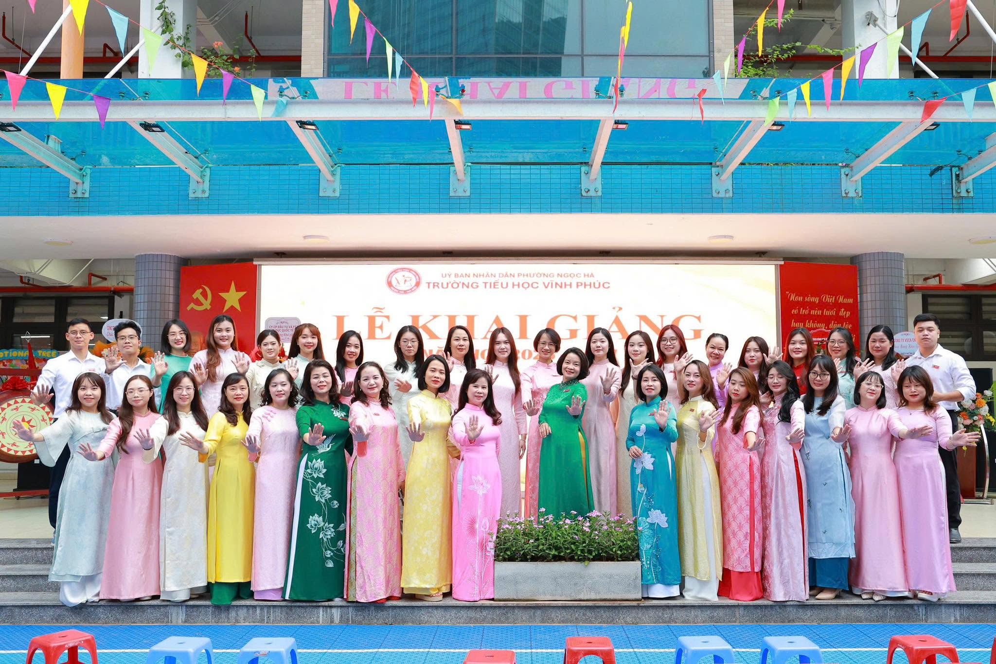 Có thể là hình ảnh về một hoặc nhiều người và văn bản